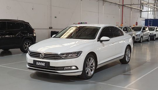 Volkswagen • Passat