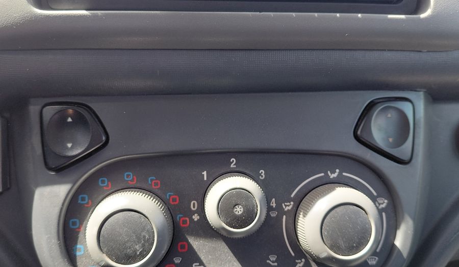 Fiat Uno 1.4 8V ATTRACTIVE 5P Hatchback 2013