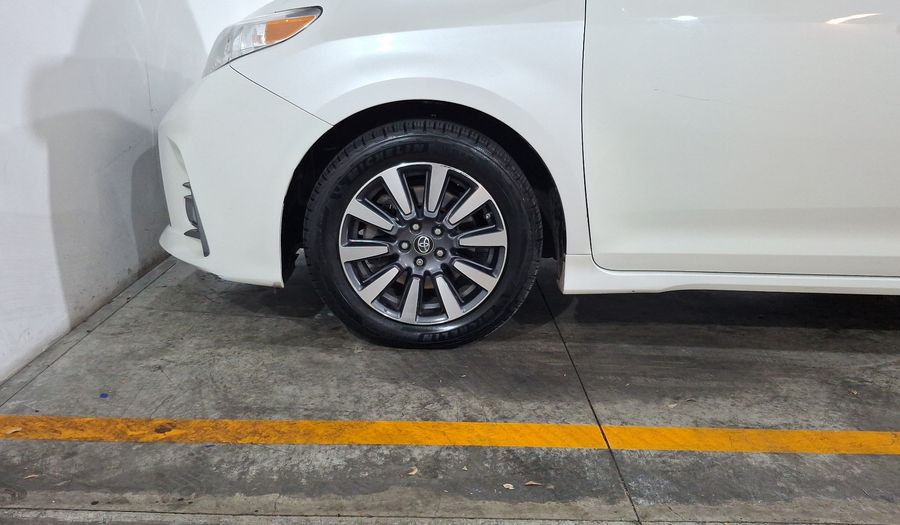 Toyota Sienna 3.5 XLE PIEL AUTO Minivan 2019