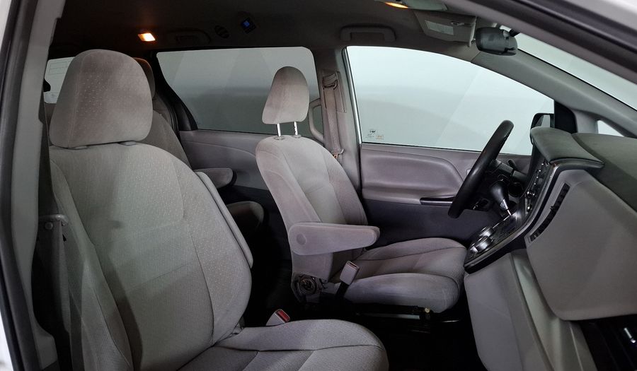 Toyota Sienna 3.5 LE AUTO Minivan 2019