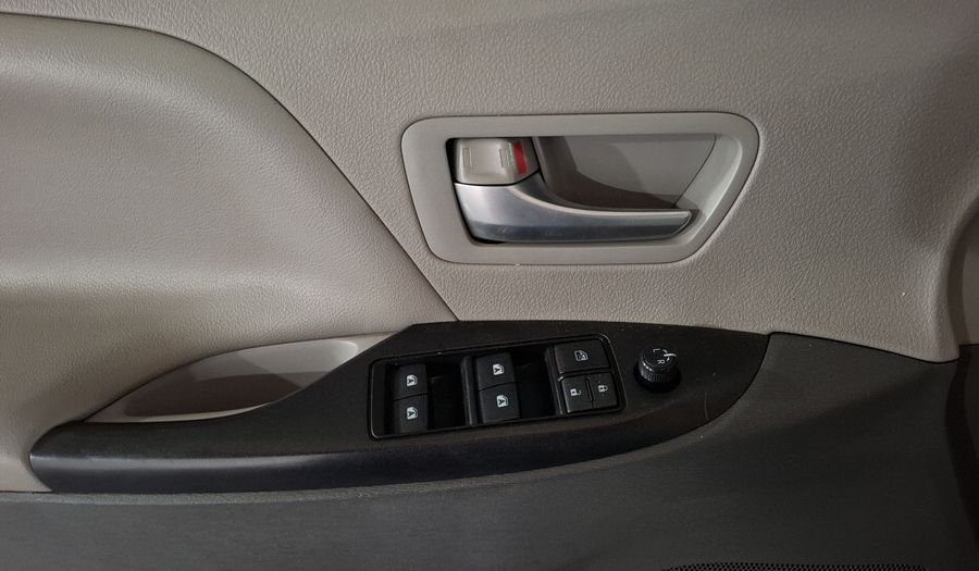 Toyota Sienna 3.5 LE AUTO Minivan 2019