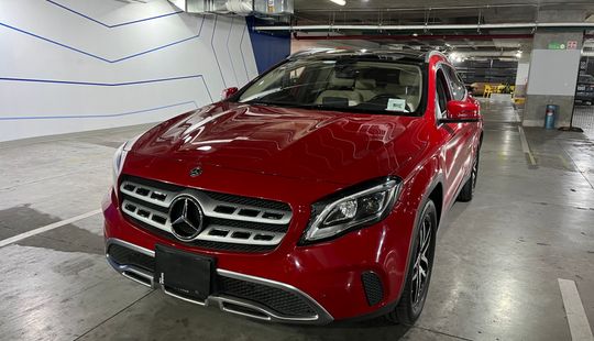 Mercedes Benz • Clase GLA