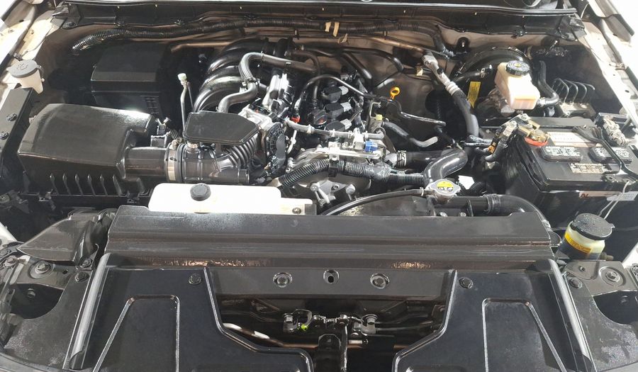 Nissan Np300 2.5 ESTACAS TM DH AC PAQ. SEG. 6VEL Pickup 2018