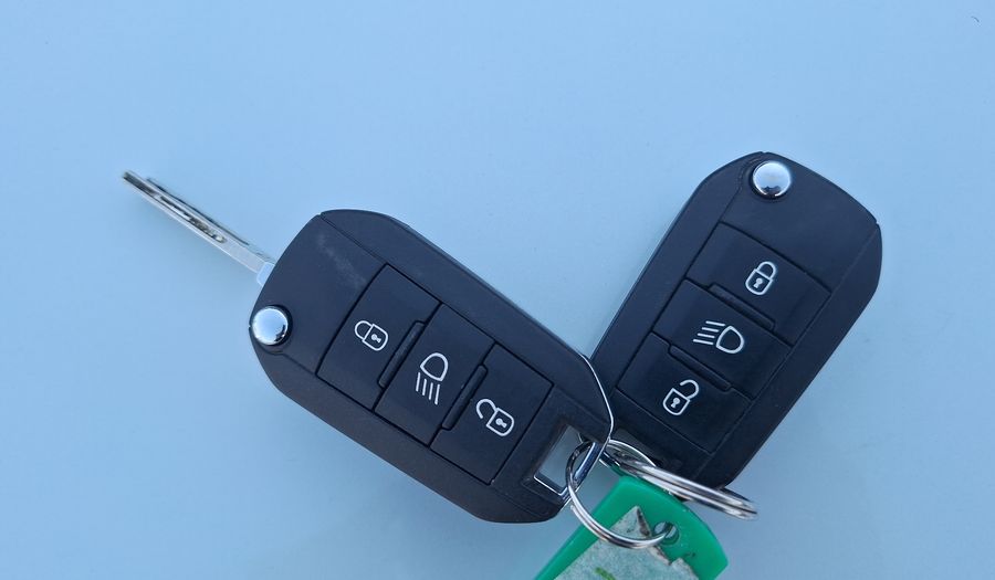 Peugeot 208 1.2 PURETECH 82 HP SIGNATURE Hatchback 2020