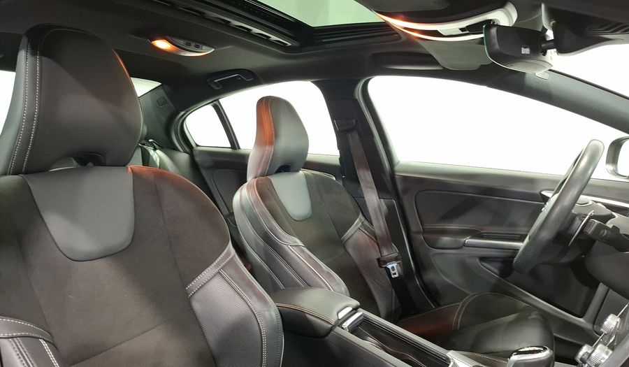 Volvo S60 2.0 R-DESIGN T6 AWD AUTO Sedan 2017