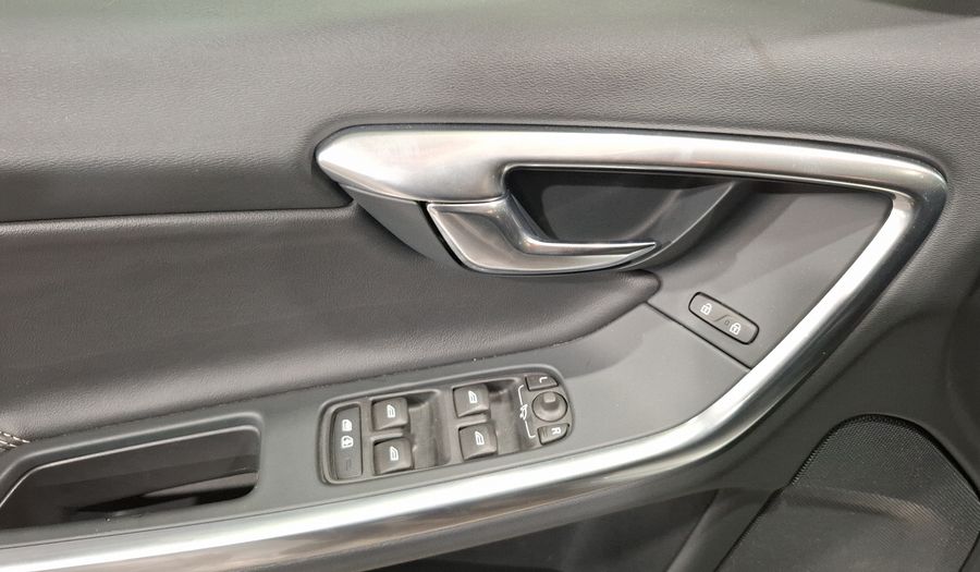 Volvo S60 2.0 R-DESIGN T6 AWD AUTO Sedan 2017