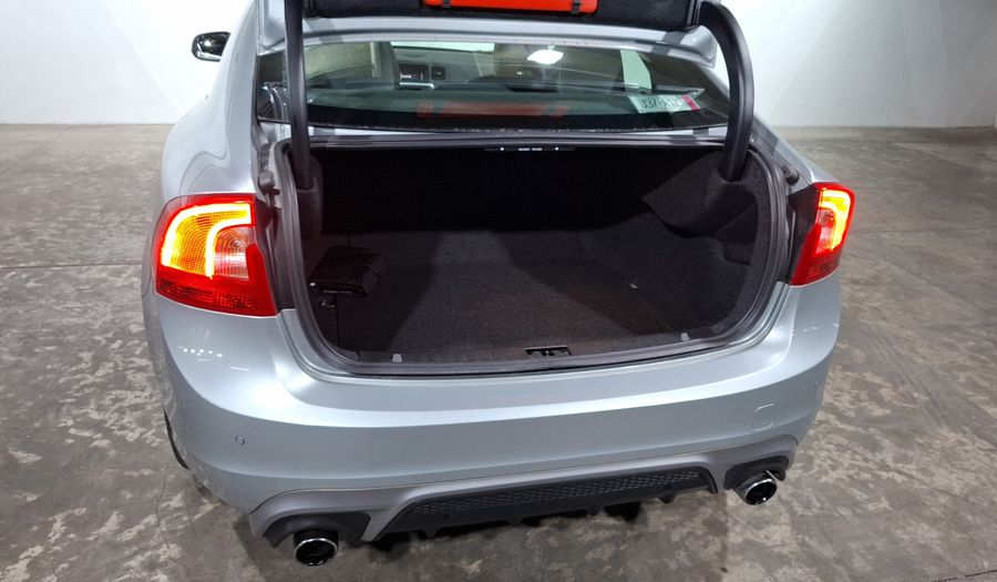 Volvo S60 2.0 R-DESIGN T6 AWD AUTO Sedan 2017