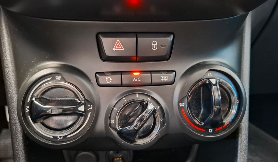 Peugeot 208 1.6 ALLURE TOUCHSCREEN MT Hatchback 2015