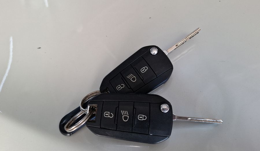 Peugeot 208 1.6 ALLURE TOUCHSCREEN MT Hatchback 2015