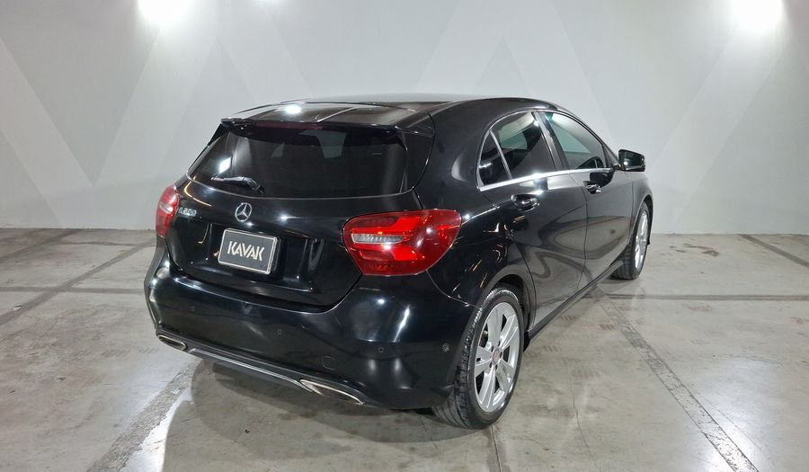Mercedes Benz Clase A 1.6 200 URBAN Hatchback 2017