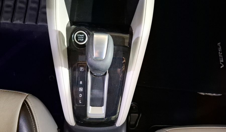 Nissan Versa 1.6 PLATINUM CVT Sedan 2021