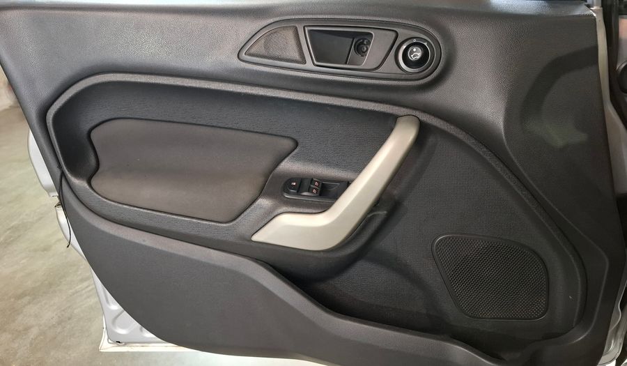 Ford Fiesta Kinetic Design 1.6 16V TITANIUM Hatchback 2011