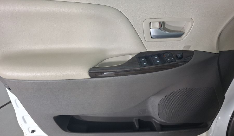 Toyota Sienna 3.5 XLE AT Minivan 2018