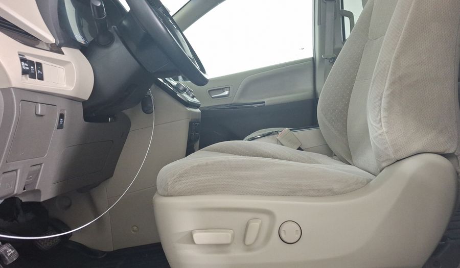 Toyota Sienna 3.5 XLE AT Minivan 2018