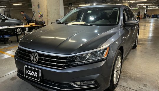 Volkswagen • Passat