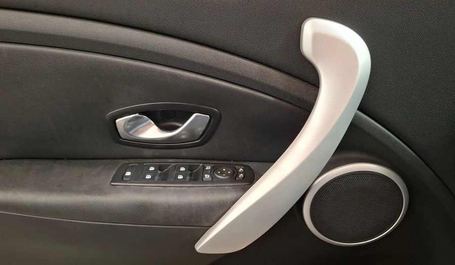 Renault Megane 2.0 MEGANE III LUXE Hatchback 2012