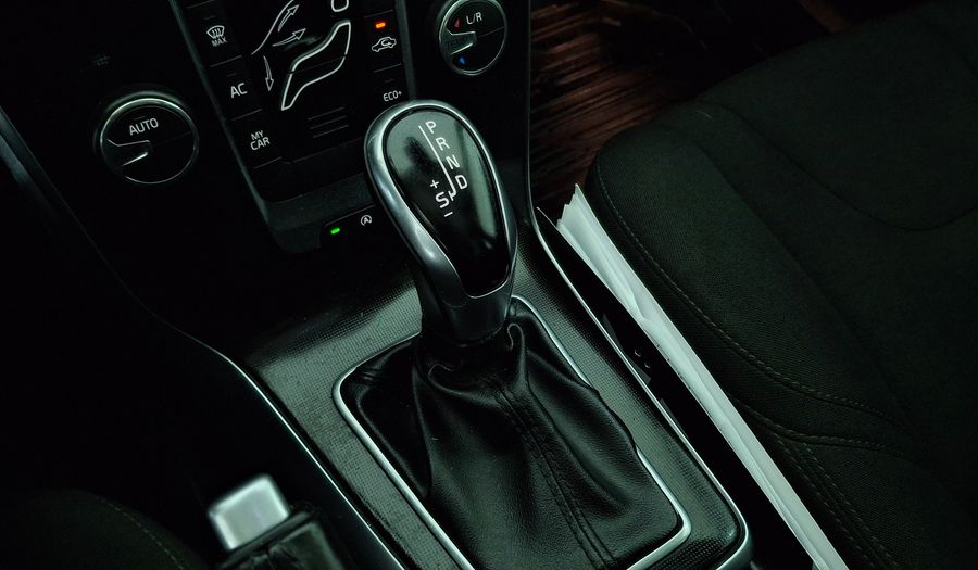 Volvo V40 2.0 D2 AUTO MOMENTUM Hatchback 2019