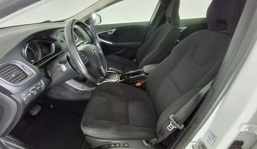 Volvo V40 2.0 D2 AUTO MOMENTUM Hatchback 2019