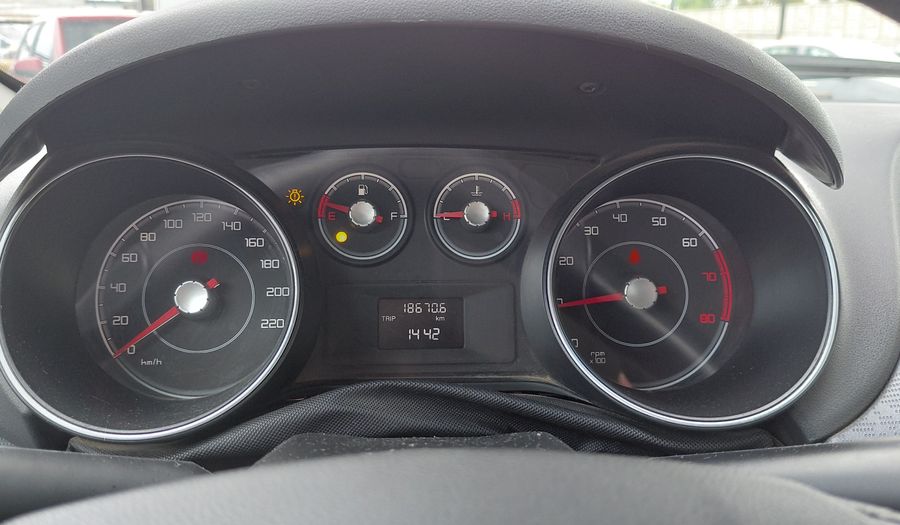 Fiat Punto 1.4 ATTRACTIVE 5P Hatchback 2015