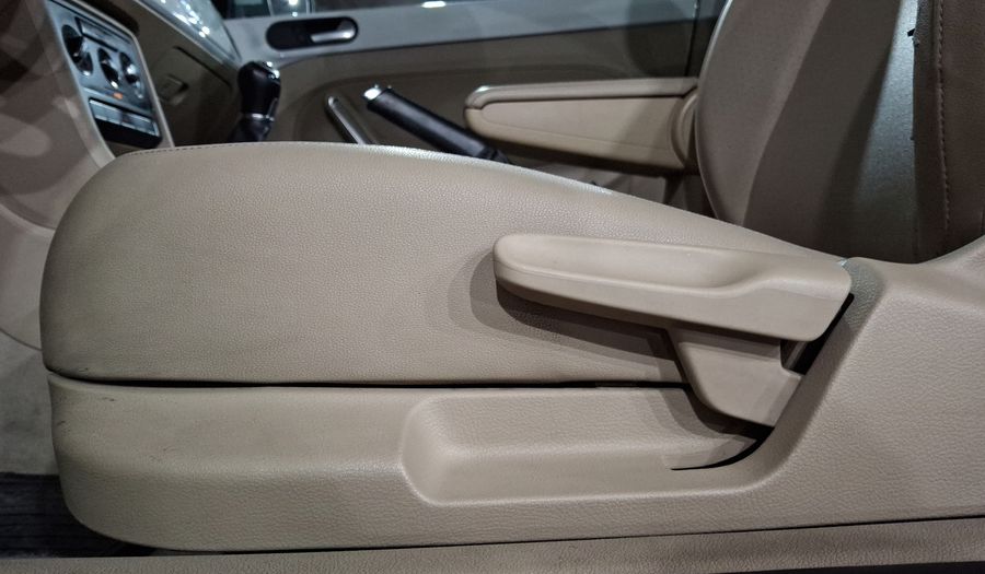 Volkswagen Beetle 2.5 SPORTLINE MT Hatchback 2016