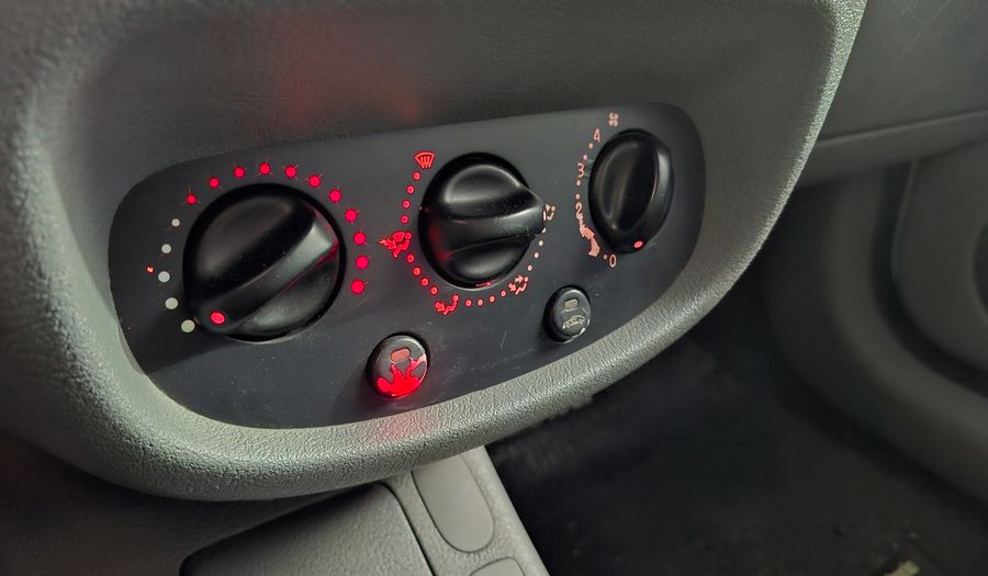 Renault Clio 1.1 PACK Hatchback 2012