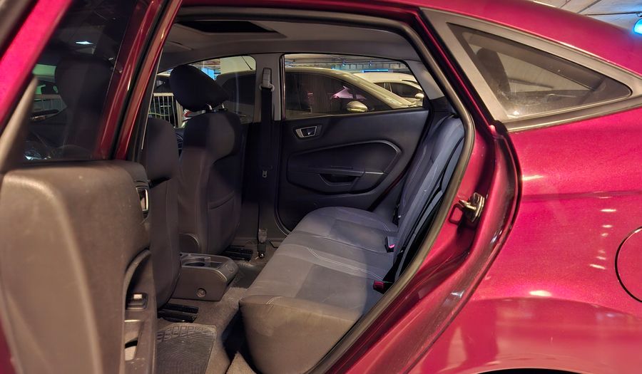 Ford Fiesta Kinetic Design 1.6 SE PLUS Sedan 2014