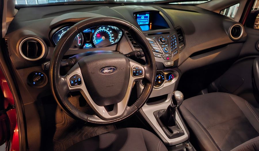 Ford Fiesta Kinetic Design 1.6 SE PLUS Sedan 2014