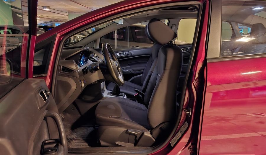 Ford Fiesta Kinetic Design 1.6 SE PLUS Sedan 2014