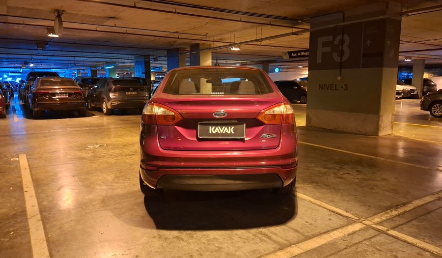 Ford Fiesta Kinetic Design 1.6 SE PLUS Sedan 2014