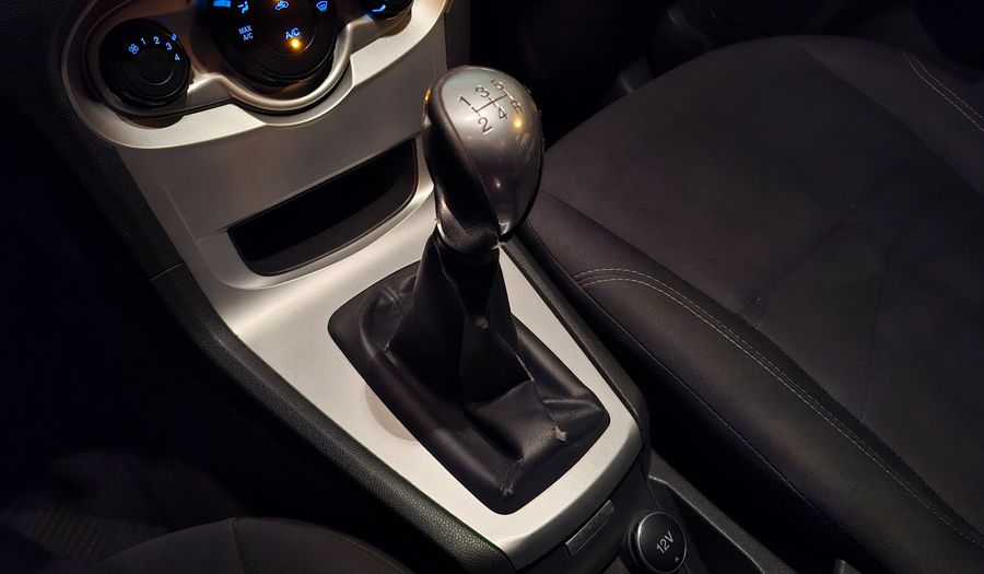 Ford Fiesta Kinetic Design 1.6 SE PLUS Sedan 2014