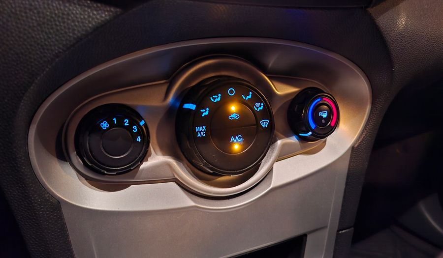 Ford Fiesta Kinetic Design 1.6 SE PLUS Sedan 2014