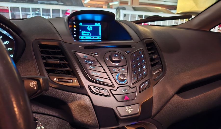 Ford Fiesta Kinetic Design 1.6 SE PLUS Sedan 2014