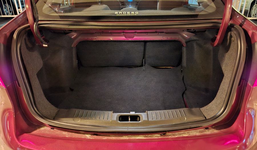 Ford Fiesta Kinetic Design 1.6 SE PLUS Sedan 2014