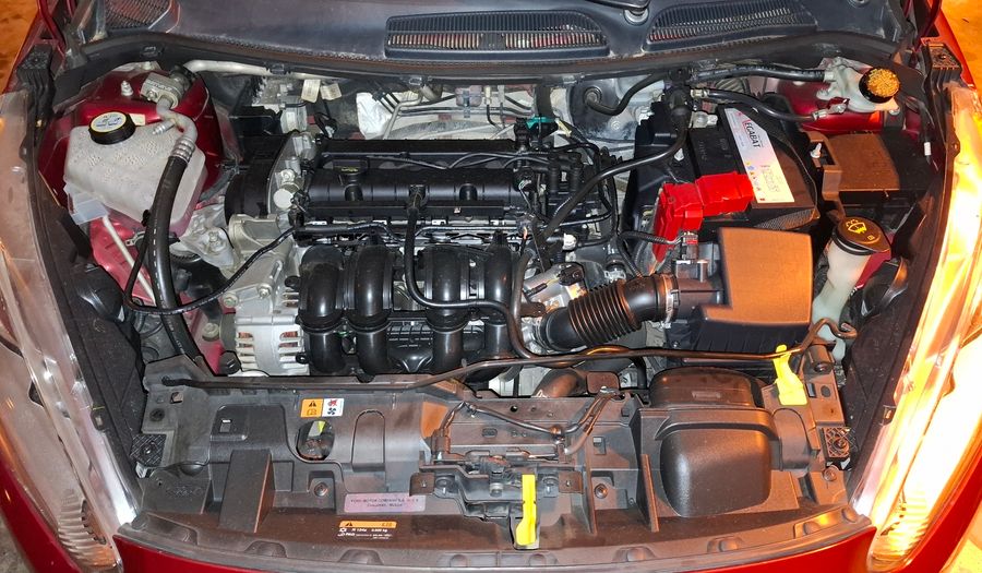 Ford Fiesta Kinetic Design 1.6 SE PLUS Sedan 2014