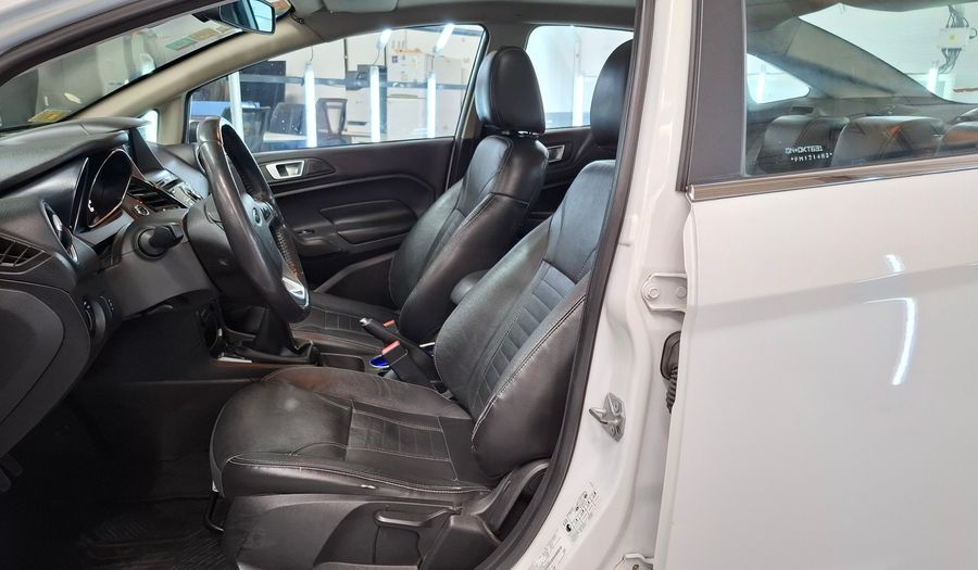 Ford Fiesta Kinetic Design 1.6 16V TITANIUM Hatchback 2014