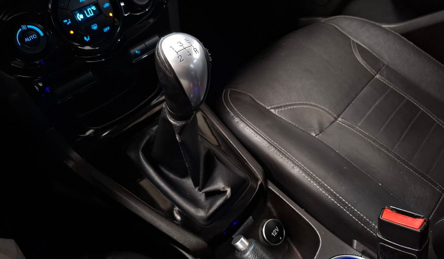 Ford Fiesta Kinetic Design 1.6 16V TITANIUM Hatchback 2014