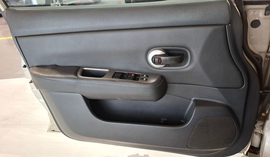 Nissan Tiida 1.8 TEKNA Hatchback 2011