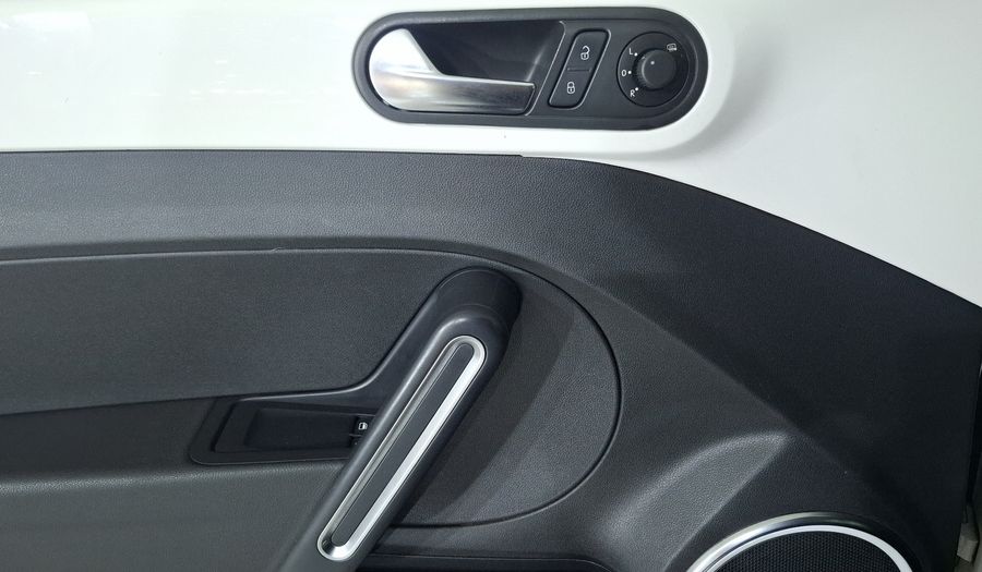 Volkswagen Beetle 2.5 SPORT MT Hatchback 2013