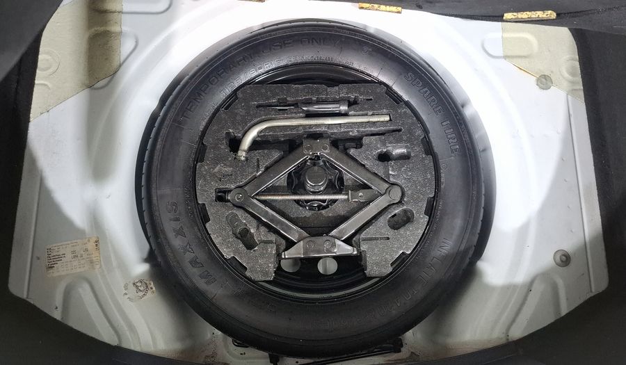 Volkswagen Beetle 2.5 SPORT MT Hatchback 2013