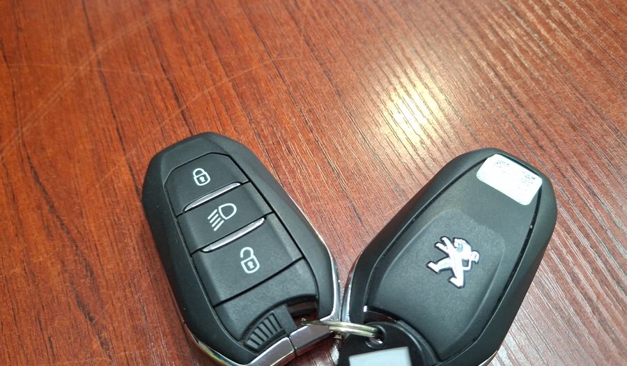 Peugeot 3008 1.5 BLUEHDI EAT8 130 ACTIVE Suv 2021