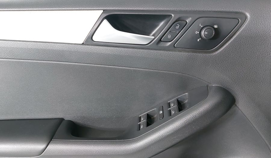 Volkswagen Jetta 2.5 TRENDLINE TIPTRONIC Sedan 2015