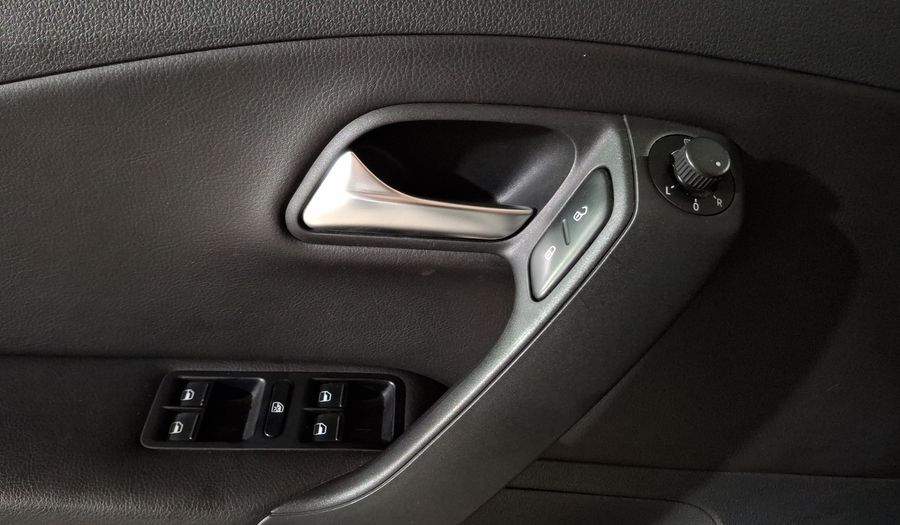 Volkswagen Polo 1.2 HIGHLINE MT Hatchback 2013