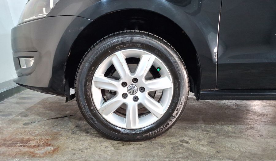 Volkswagen Polo 1.2 HIGHLINE MT Hatchback 2013