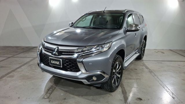 Mitsubishi • Montero