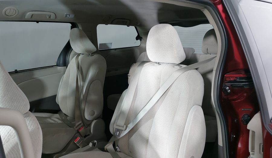 Toyota Sienna 3.5 XLE AT Minivan 2011