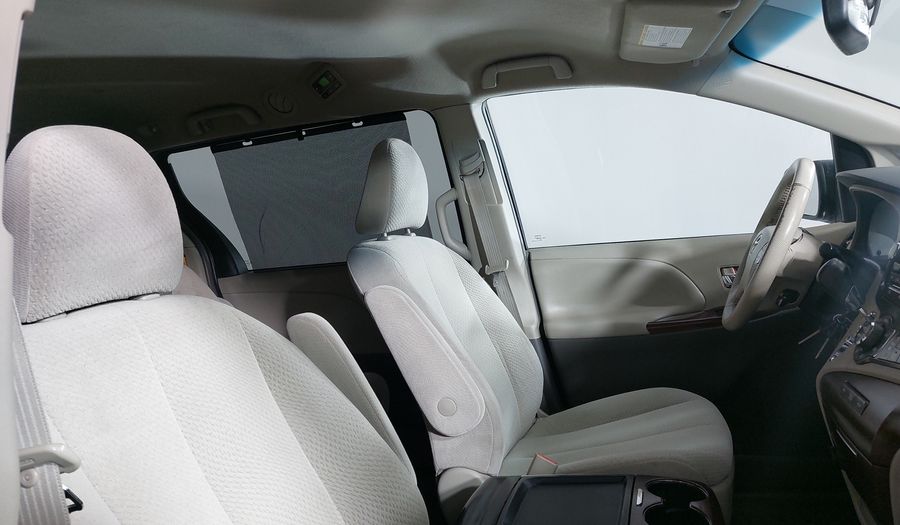 Toyota Sienna 3.5 XLE AT Minivan 2011