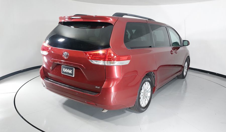 Toyota Sienna 3.5 XLE AT Minivan 2011