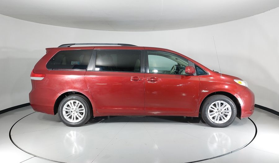 Toyota Sienna 3.5 XLE AT Minivan 2011