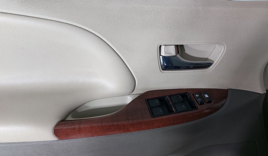 Toyota Sienna 3.5 XLE AT Minivan 2011