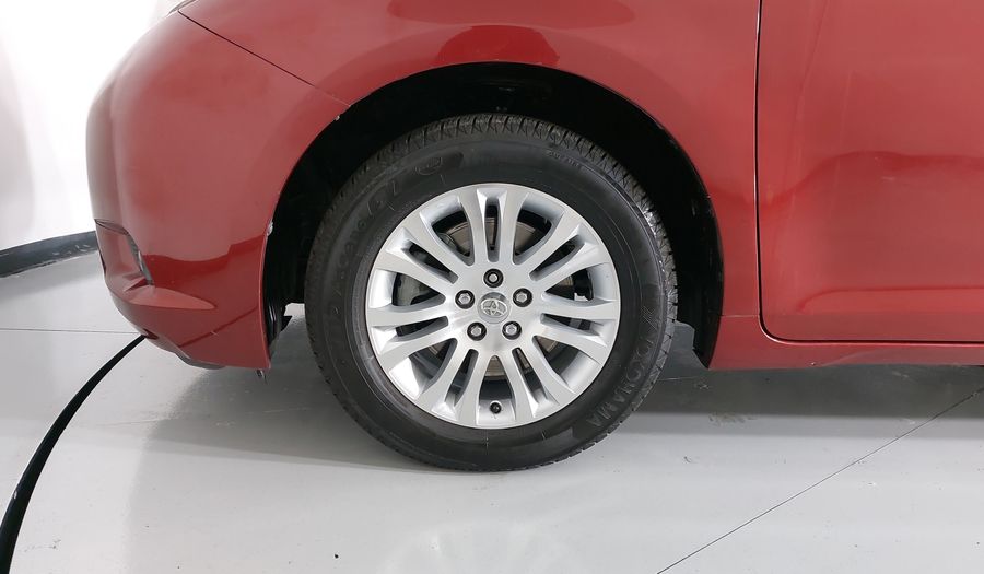 Toyota Sienna 3.5 XLE AT Minivan 2011